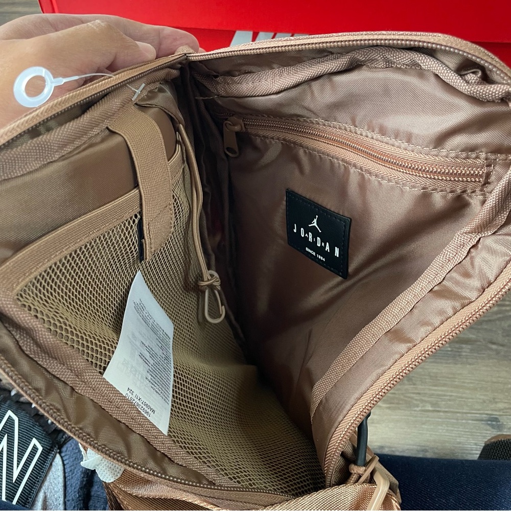 Nike Air Jordan Collectors Crossbody Bag (3L) Mens Womens New With Tags - Brown - Picture 3 of 9